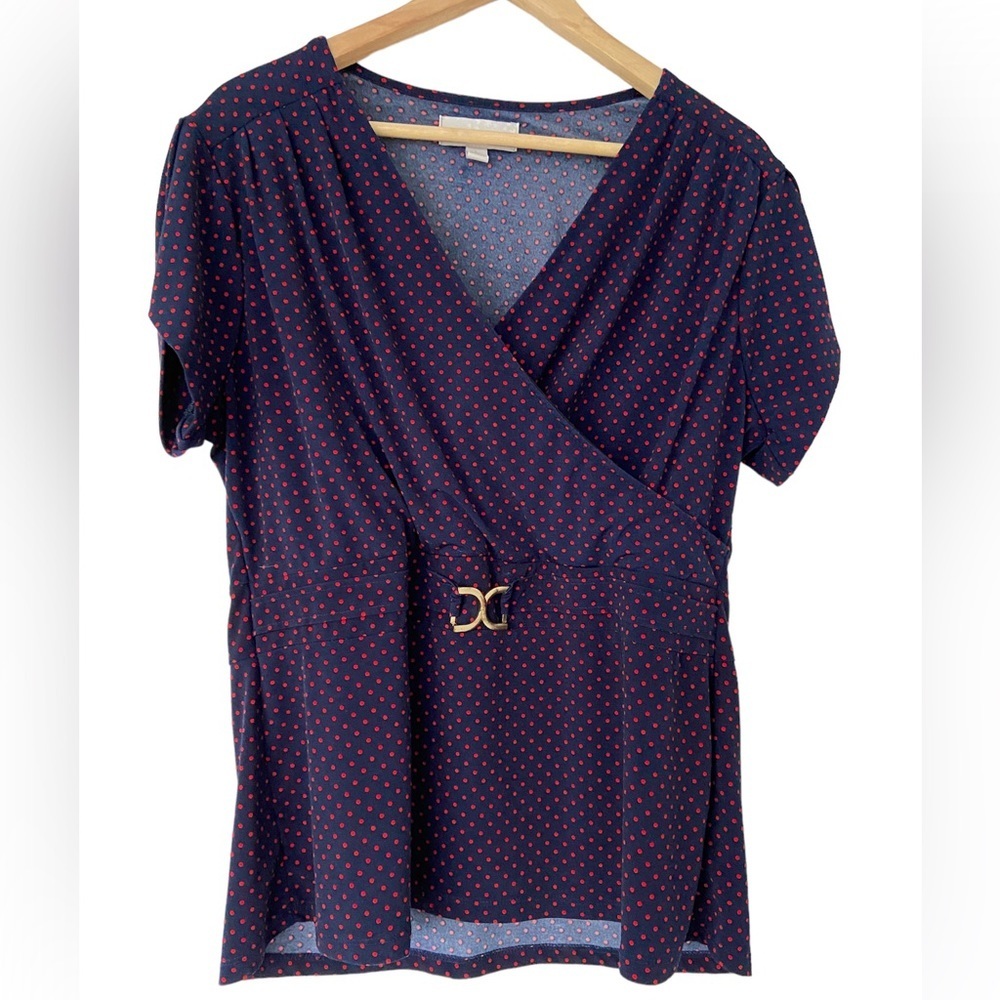 CAROLYN TAYLOR NAVY/RED POLKA DOT WRAP STYLE TOP W/ TULIP SLEEVES/GOLD BUCKLE